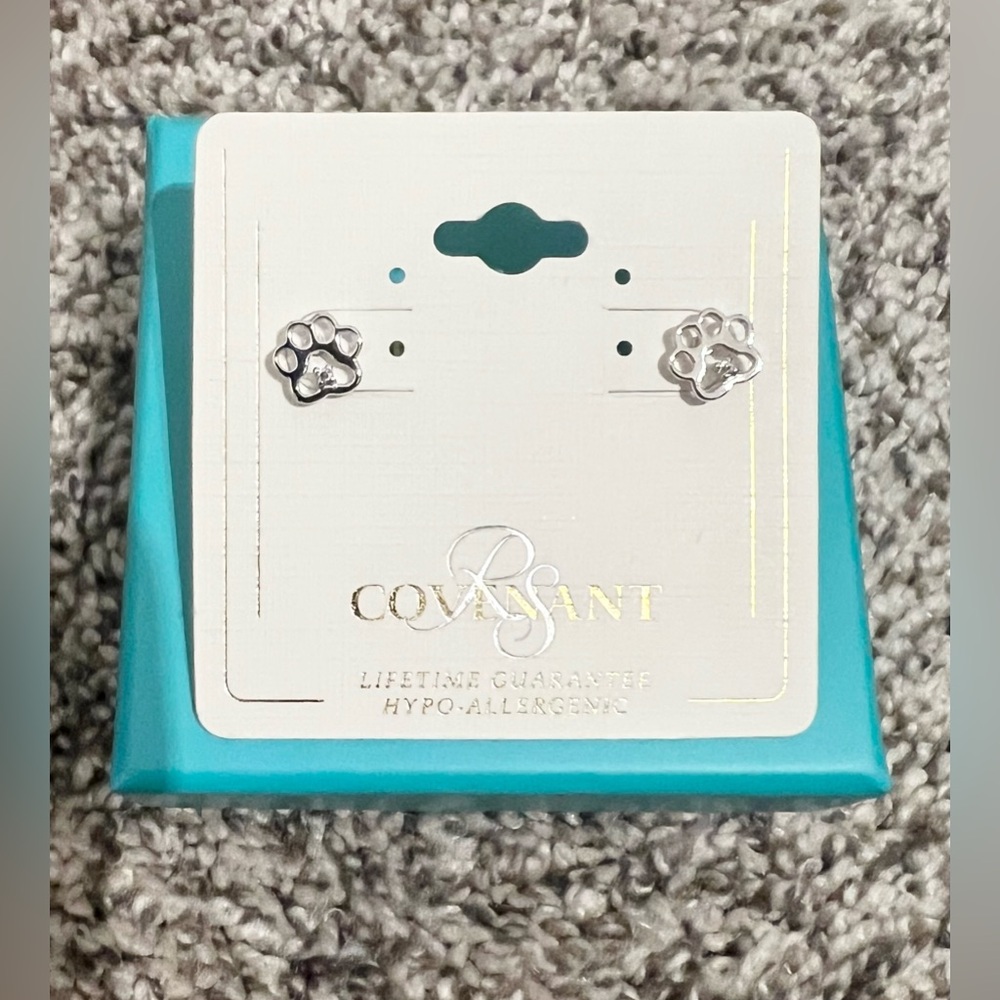 Paw print stud earrings
